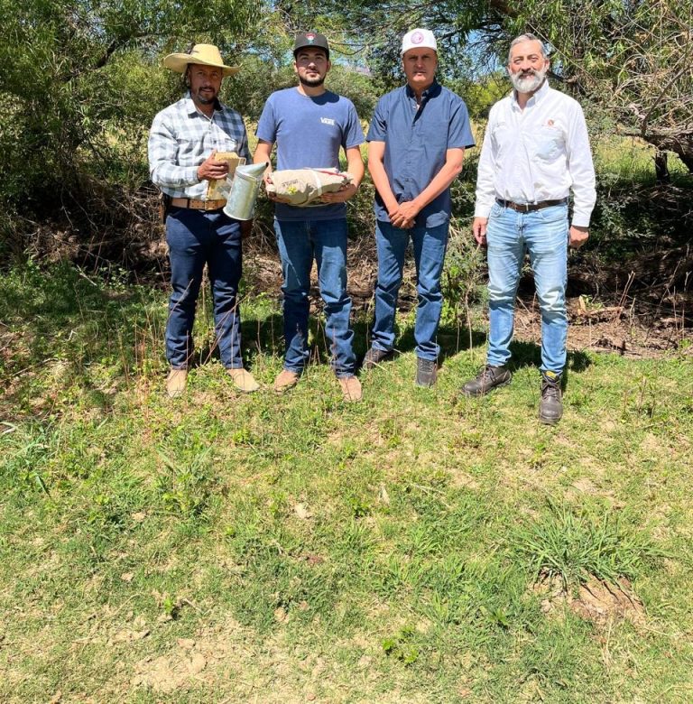 ENTREGA DE DOS CAJONES DE ABEJAS